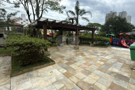 Apartamento de 155 m² com 4 dormitórios, varanda e 2 vagas de garagem. Condomínio com piscinas adulto, infantil e aquecida, lazer e portaria 24 horas.