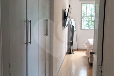 Apartamento a venda na Aclimação com 4 dormitórios e 2 vagas.