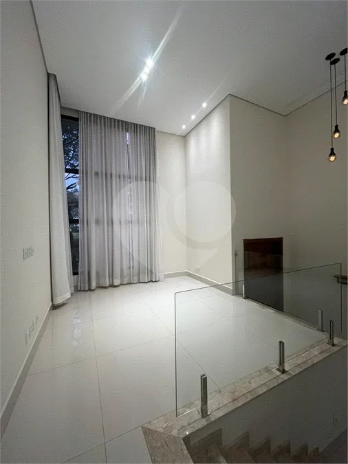 Casa de Alto Padrão à Venda – Condomínio Terra Magna | Indaiatuba/SP - Sofisticação, conforto e funcionalidade. Este magnífico sobrado possui 300 m² de área construída em um terreno de 420 m², com ambientes amplos, integrados e acabamentos de alto padrão. Destaques do imóvel - 4 dormitórios, sendo 3
