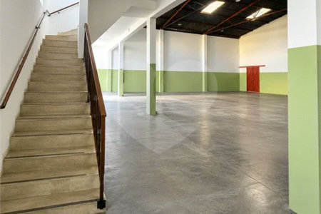 Galpão comercial/industrial com 627 m² no Bairro Planalto, em São Bernardo do Campo, próximo à Via Anchieta, com piso fabril, escritórios e mezanino.