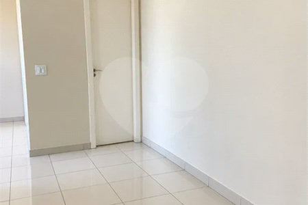 Cobertura de 255 m² com 3 dormitórios, 1 suíte, cozinha planejada, 2 vagas e área gourmet com churrasqueira.
