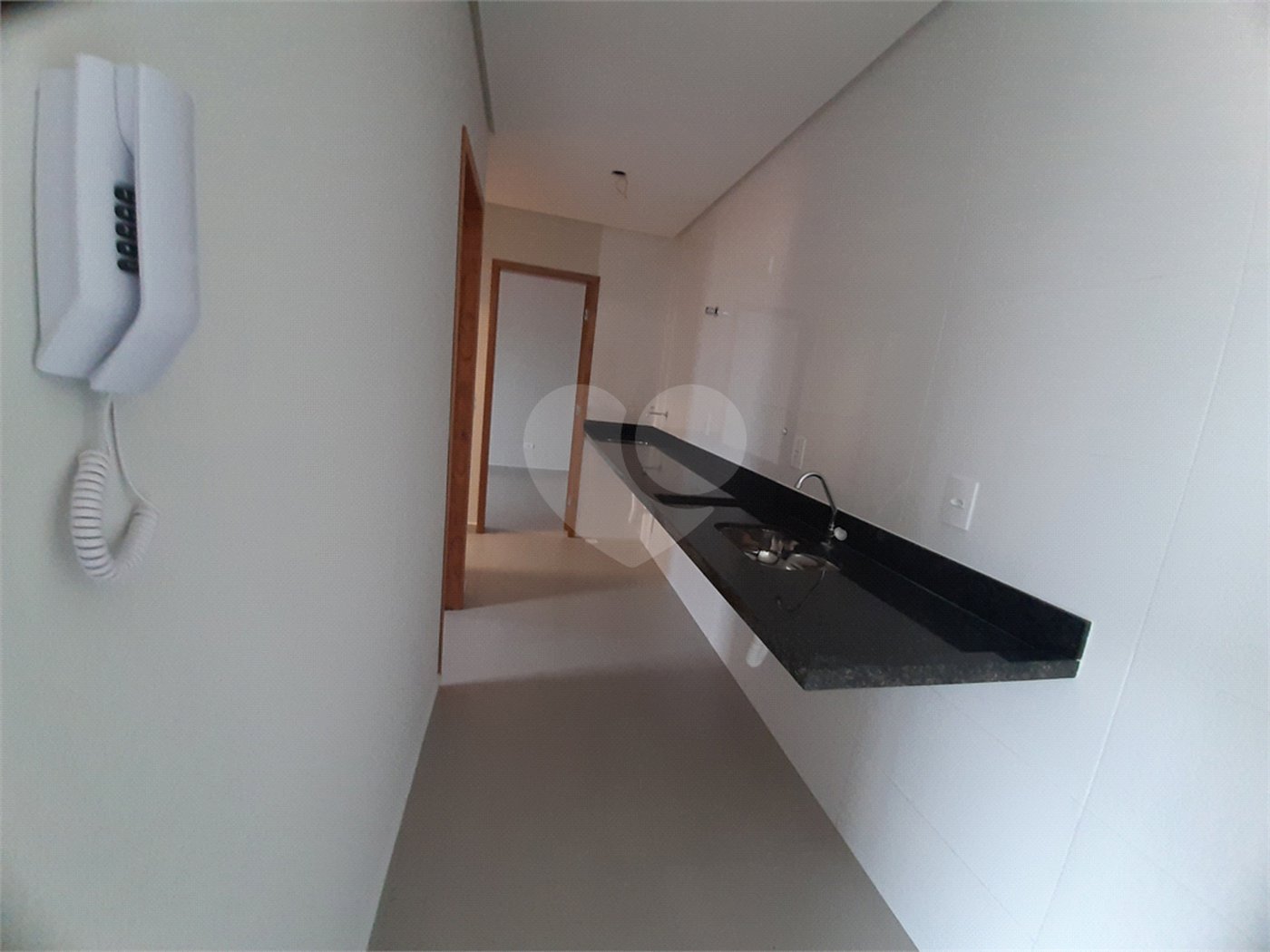 Apartamento com 44m2, 2 quartos, banheiro, sala integrada à cozinha, varanda gourmet e 1 vaga