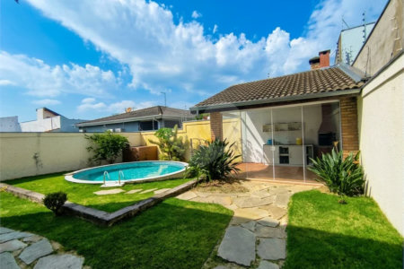 Casa com Suíte Master, Closet, Piscina e Espaço Gourmet Próxima ao Parque Ecológico- 03 quartos -com quintal