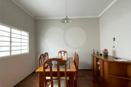 Casa térrea para venda no bairro Vila Xavier em Araraquara/SP.