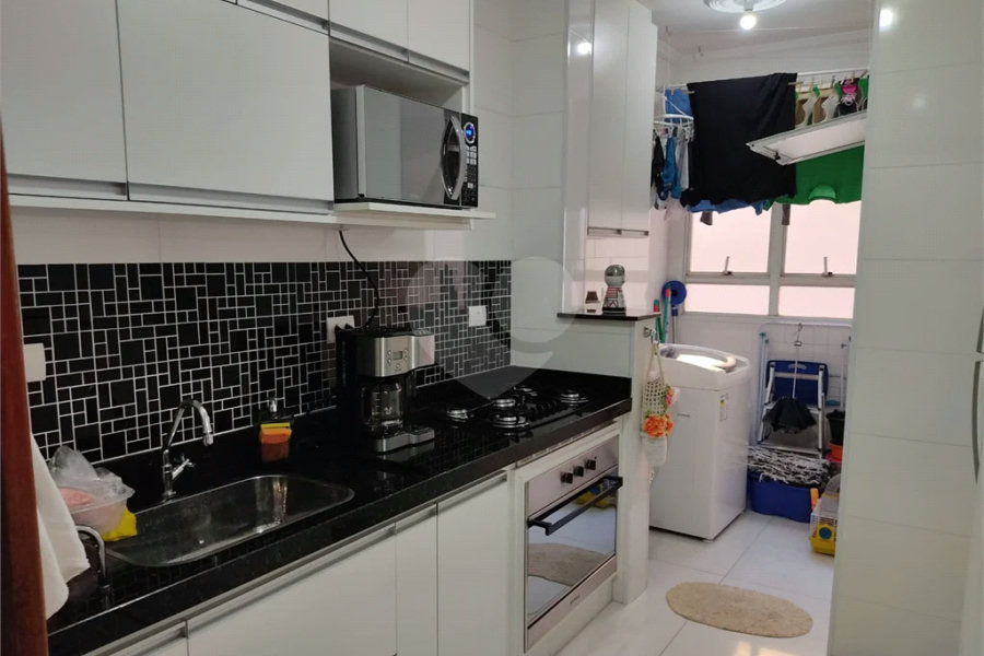 Apartamento térreo , três quartos sendo uma suíte.