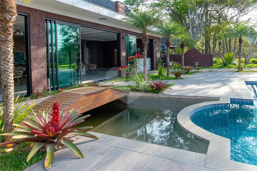 Casa à venda com 4 suítes no condomínio Vale da Santa Fé, Vinhedo - SP