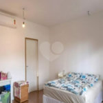 Sua oportunidade única na Vila Gumercindo! Casa espaçosa de 257m² com 4 dormitórios (sendo 2 suítes), 2 vagas de garagem e excelente localização, venda.