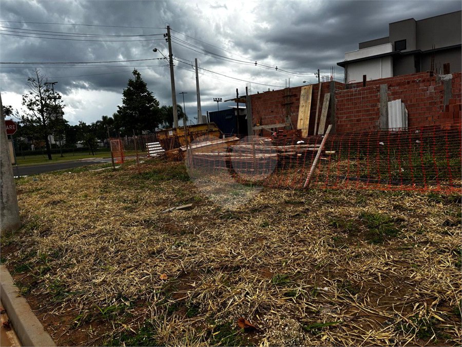 LOTE DE ESQUINA NO CONDOMINIO RESIDENCIAL DAMHA IV