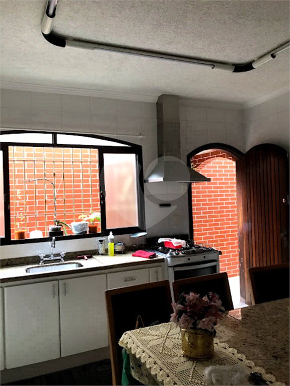 Sobrado com 234m², 3 dormitórios, sendo 1 suíte, 2 vagas, à venda na Vila Ema.