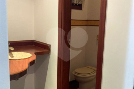 Casa Térrea com Acabamento em Tijolo Aparente e Quintal Amplo - Próximo ao Shopping Iguatemi