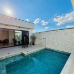Indaiatuba - Sp - Condominio Maria Candida - R$ 2.250.000,00 - 3 suítes, sendo 1 master com closet e banheiro com duas cubas e dois chuveiros - Escritório - Piscina em Alvenaria aquecida e Hidro com Iluminação - Ar Condicionado instalado em todos os quartos, escritorio, sala e area gourmet