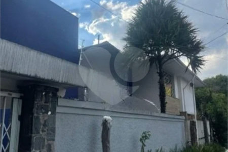 Casa comercial com 300m², 5 quartos, 2 vagas, para locação no Campo Belo!