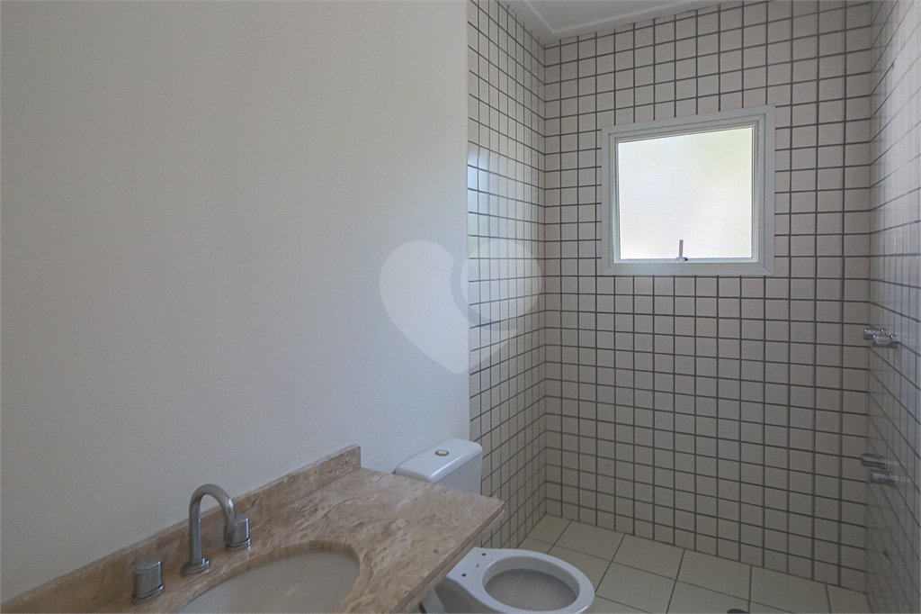 Casa à venda com 4 quartos, sendo 2 suítes, no condomínio Bristol Village, São Paulo - SP
