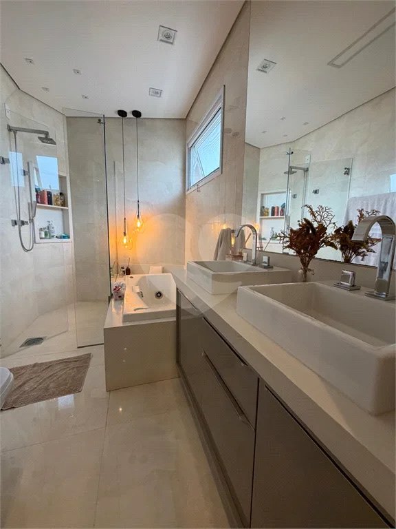 Casa de alto padrão em condomínio exclusivo com 4 suítes