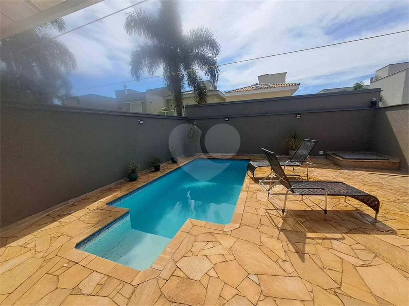 Linda Casa 3 dormitórios com piscina - R$ 950.000,00