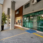 Imóvel comercial de 149 m² em Rudge Ramos, com pé-direito de 6 m, 3 vagas e localização estratégica. Excelente opção para investidores e negócios.