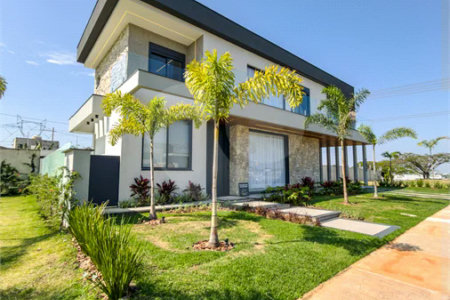Indaiatuba - Condominio Villa Sapezal - 318 m² de Terreno - 230 m² de Área Construída - 3 suítes, sendo 1 Master com closet planejado - Sala de TV - Sala de estar integrada à Sala de jantar - Cozinha com móveis planejados - Despensa - Escritório planejado - Lavabo - Piscina com preparação para aquec