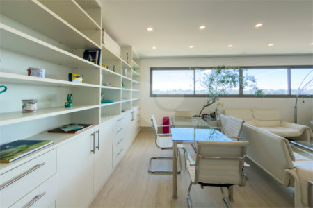Apartamento de 03 dormitórios sendo 02 suítes com 02 vagas de garagem.