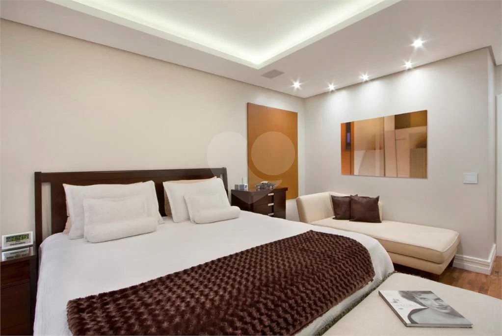 Apartamento à venda no Campo Belo de 385 metros quadrados 04 suítes 05 vagas.
