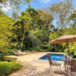 Casa em condomínio com 3 dormitórios, 01 suíte, garagem para 06 carros, área gourmet, piscina.