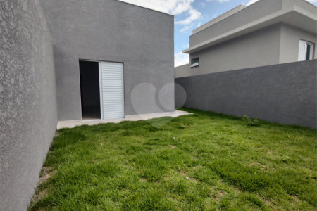 Casa térrea em Atibaia com 3 suítes, sala 2 ambientes, 2 vagas garagem, excelente localização, pronta para morar