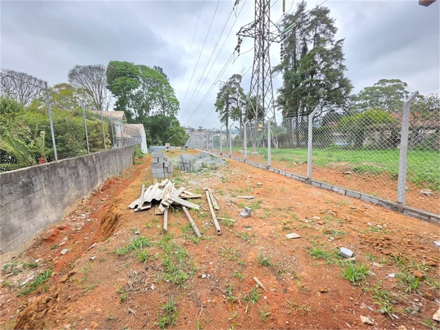Oportunidade de Investimento: Terreno 1.000m² na Granja Viana próx. Kartódromo com Projeto Aprovado para construção de 5 Casas - Villagio.