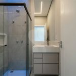 Indaiatuba - SP - Condominio Dona Lucilla - Valor R$2.295.000,00 - 3 suítes + escritório + lavabo - Terreno: 300m2 - Construção: 188m2 - Diferenciais - Móveis planejados no escritório, sala de TV, lavabo, cozinha, área gourmet, lavanderia, banheiros e closet - Ar condicionado em todos os ambie