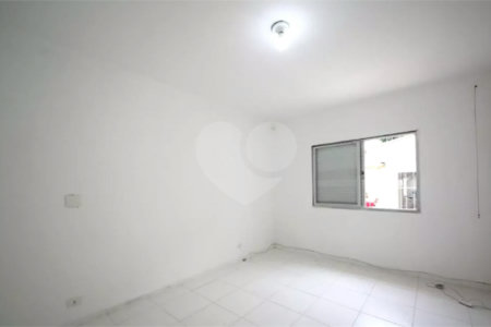 Casa à venda no Campo Belo de 200 metros quadrados, com 3 casas no terreno.