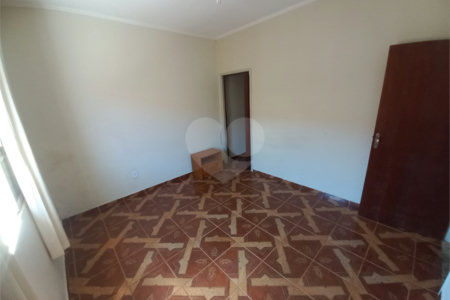 Casa térrea com 3 dormitórios, sendo 1 suíte.