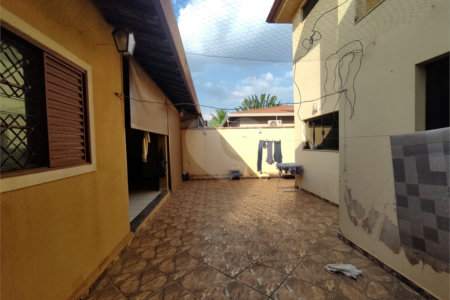Sobrado espaçoso com 3 quartos,no Parque Fehr á Venda!
