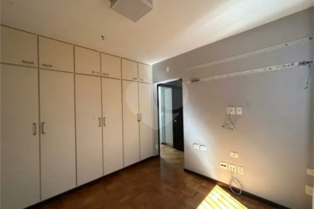 Sobrado na Região de Mirandópolis à 5 Minutos do Metrô Praça da Árvore com 3 Dormitórios sendo 3 Suítes e 2 Vagas de Garagem
