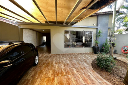 Casa com Piscina e Churrasqueira | 2 Suítes | Edícula | 3 Vagas | 275m²