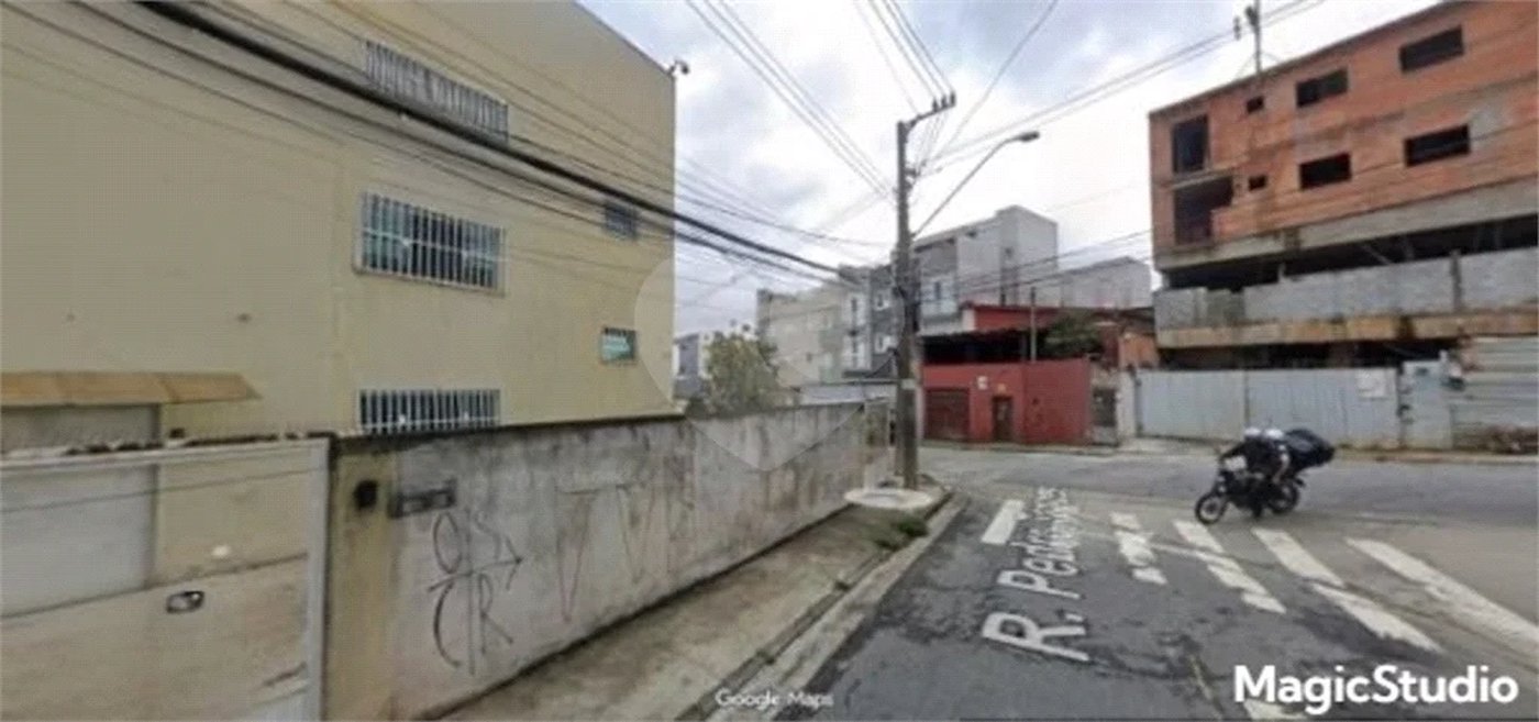 Galpão com 1155m² , 6 banheiros , sendo 2 vestiários , atualmente com 13 vagas , podendo chegar a 17 , à venda na Vila Principe de Gales em Santo André.