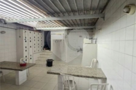 Prédio Comercial com 300m² , 3 pavimentos , refeitório , 2 banheiros , à venda no Brás.