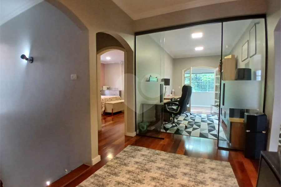 Oportunidade No Alto de Pinheiros Ótimo Sobrado com 352m² de A.C, frente para uma bela Praça.