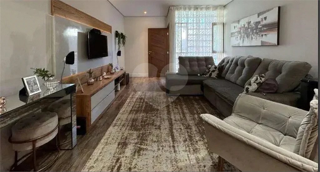 Sobrado com 3 quartos e garagem para 5 veículos.