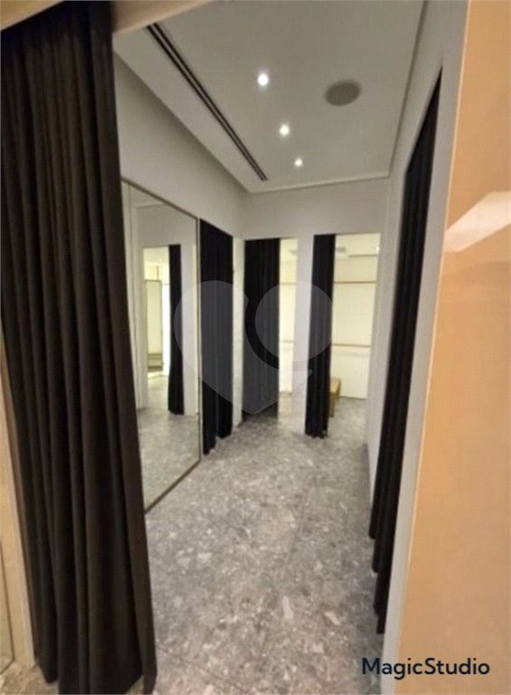 Prédio Comercial com 300m² , 3 pavimentos , refeitório , 2 banheiros , à venda no Brás.