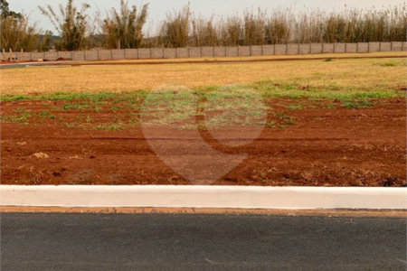 Terreno contendo 252,53 m² de área total .