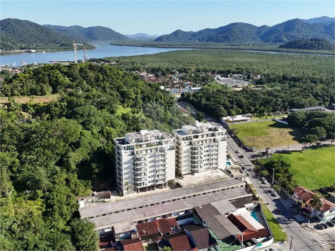Apartamento à venda com 2 quartos, sendo 1 suíte,  no Centro, Bertioga, SP