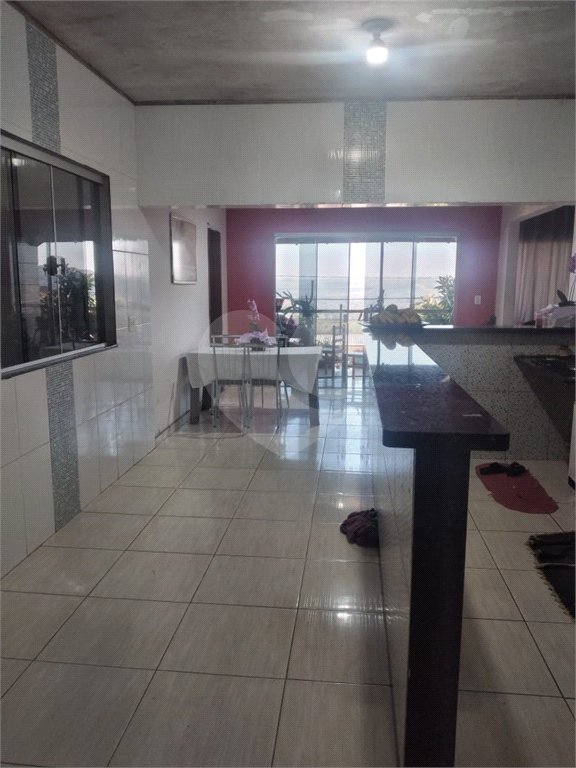 Sobrado 3 quartos e área comercial em baixo.