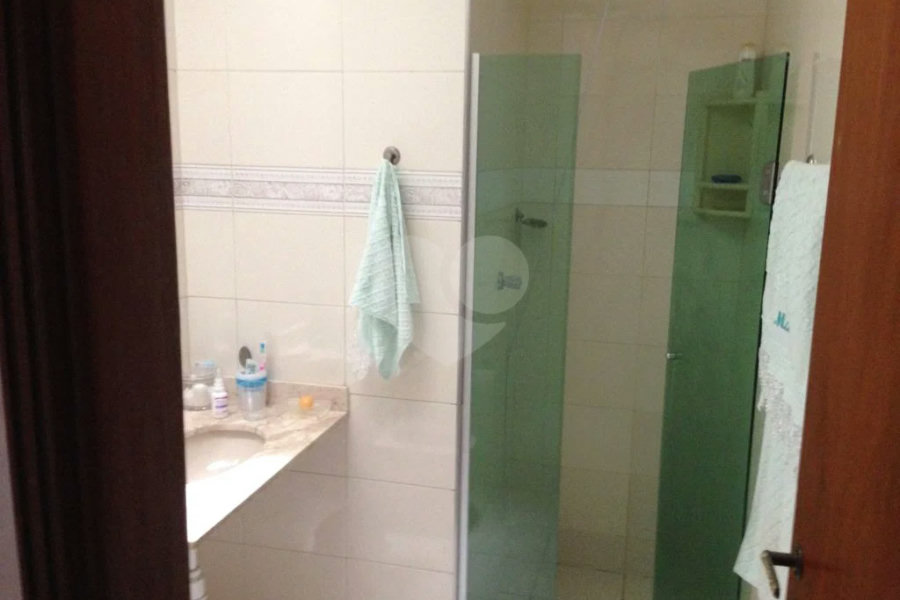 Vende-se Sobrado em Condomínio Fechado – 3 Dormitórios | 180 m²