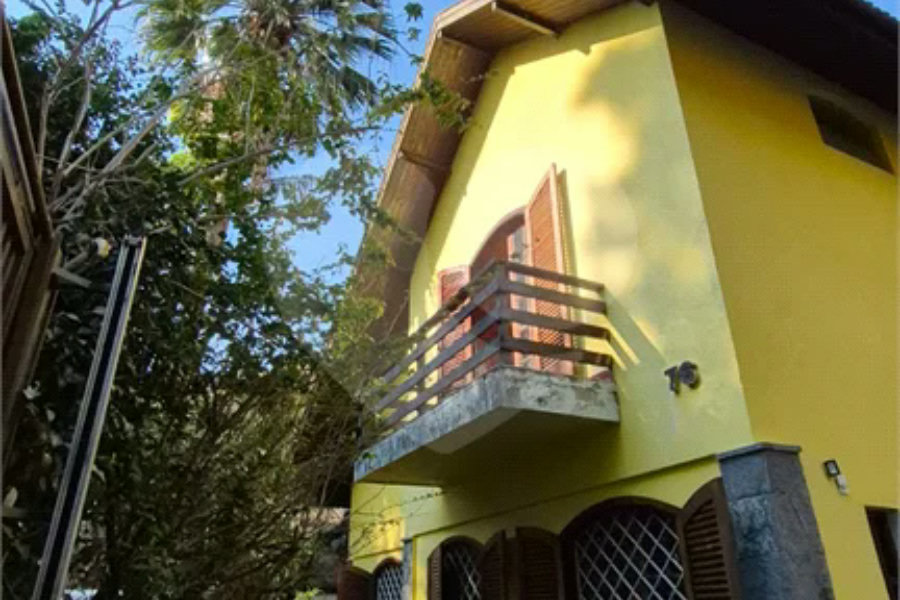 Casa com Piscina, Sauna e Edícula em Rua Arborizada no Tremembé