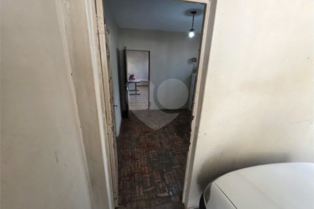 Casa térrea à venda com amplo quintal e grande potencial na Vila Nery