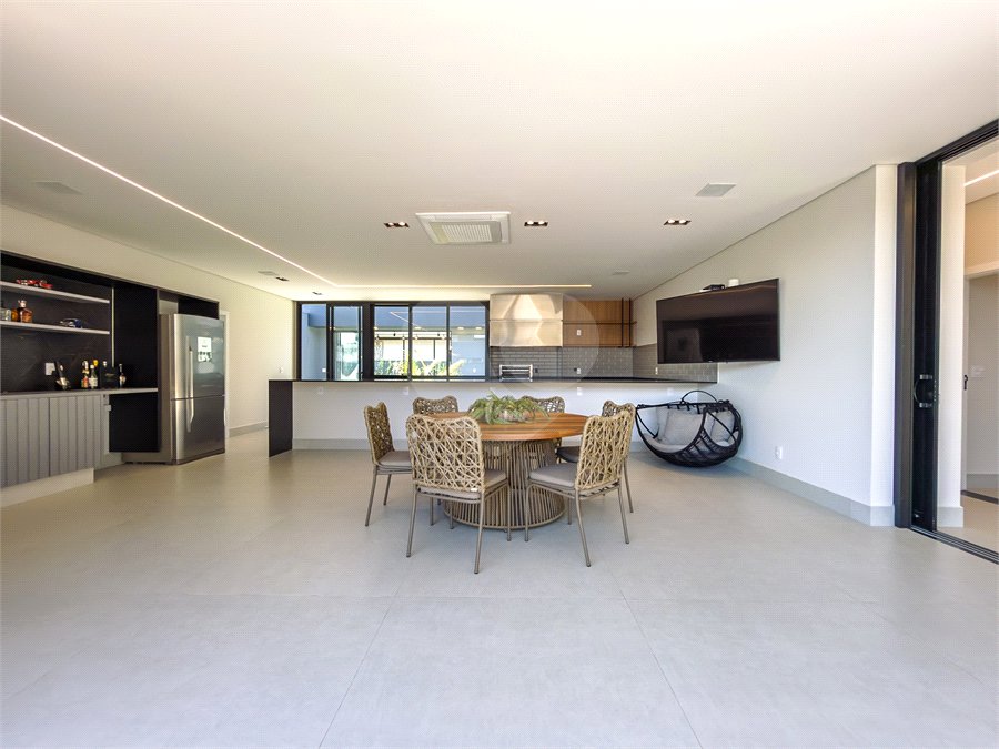 Indaiatuba - Quintas da Terracota - 1252 m² de terreno - casa térrea com 514 m² de área construída -3 vagas de garagem cobertas e 3 descobertas Lavabo - Sala de estar e jantar amplas e integradas - Escritório privativo - Cozinha toda equipada com geladeira, forno, micro-ondas, lava-louças,