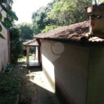 Casa térrea à venda em local tranquilo e arborizado