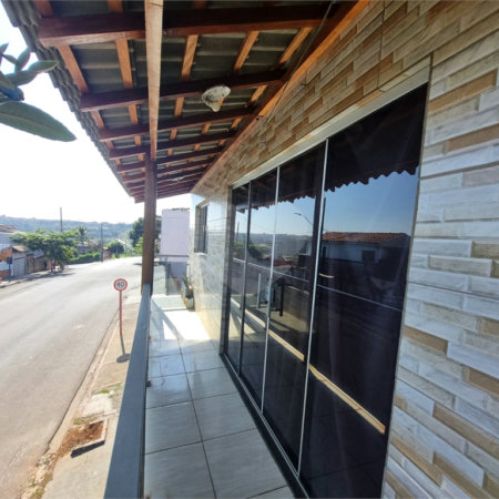 Sobrado 3 quartos e área comercial em baixo.