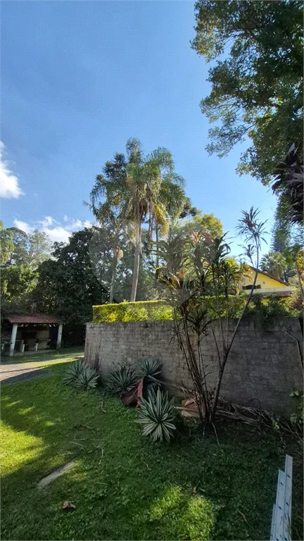 Casa com Piscina, Sauna e Edícula em Rua Arborizada no Tremembé