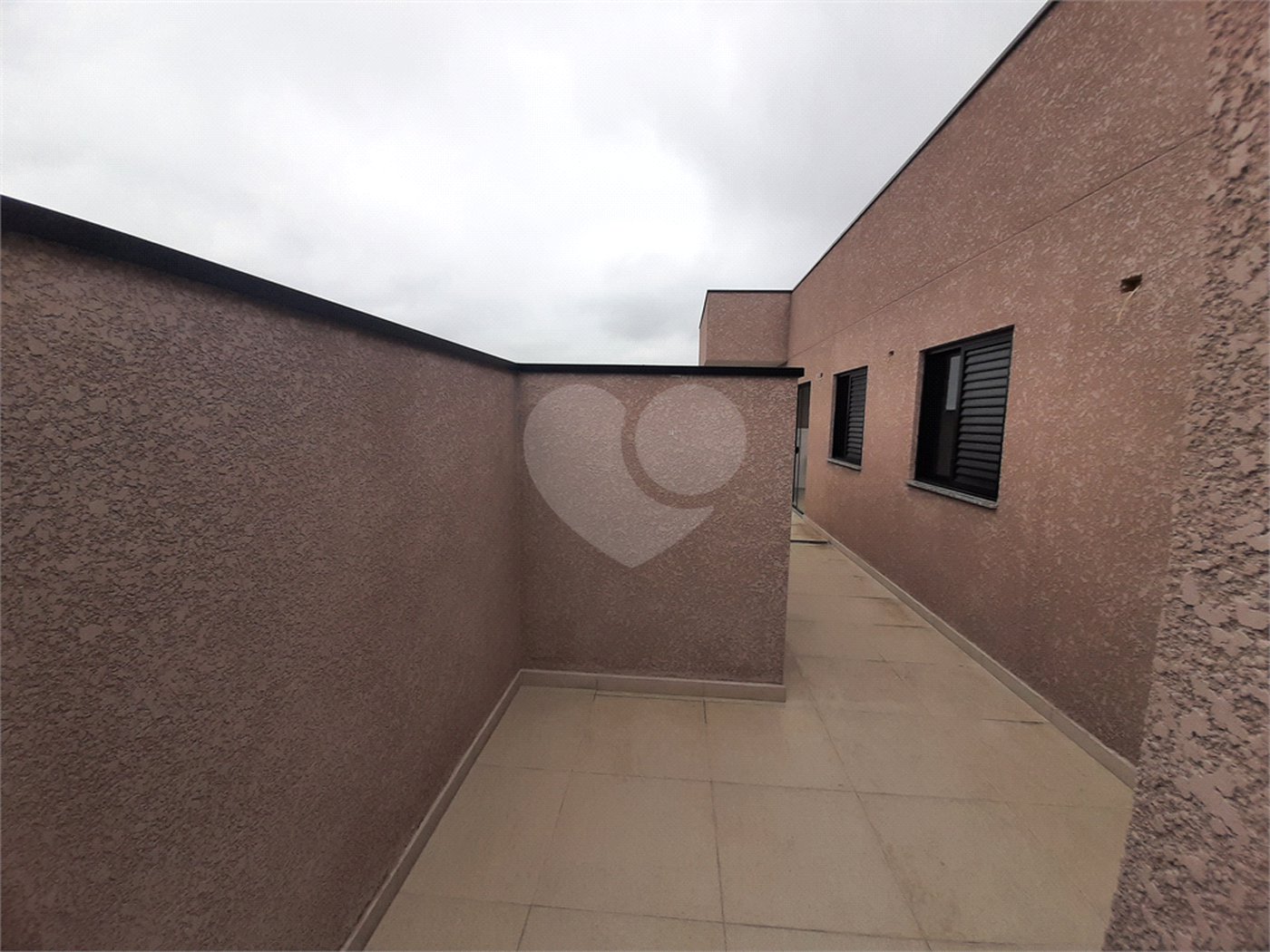 Apartamento COBERTURA com 66m2, 3 quartos, banheiro, sala, cozinha, quintal e 1 vaga