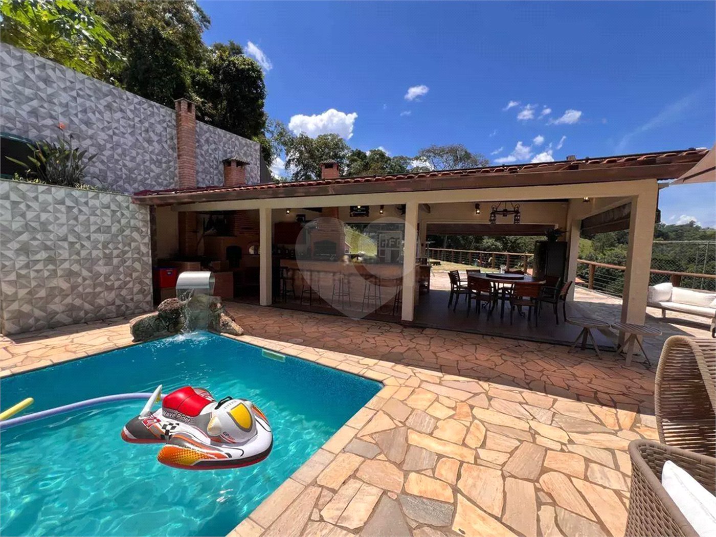 Chácara com excelente infraestrutura, contendo casa com 8 dormitórios, 900 m² de área construída, área total de 3000m², piscina adulto e infantil, churrasqueira, quadra gramada de futebol - Rio Acima - Atibaia/SP 900 m² Área construída 3.000 m² Área do terreno