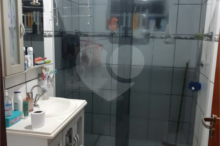 Casa com 250m², 4 dormitórios, 2 vagas.
